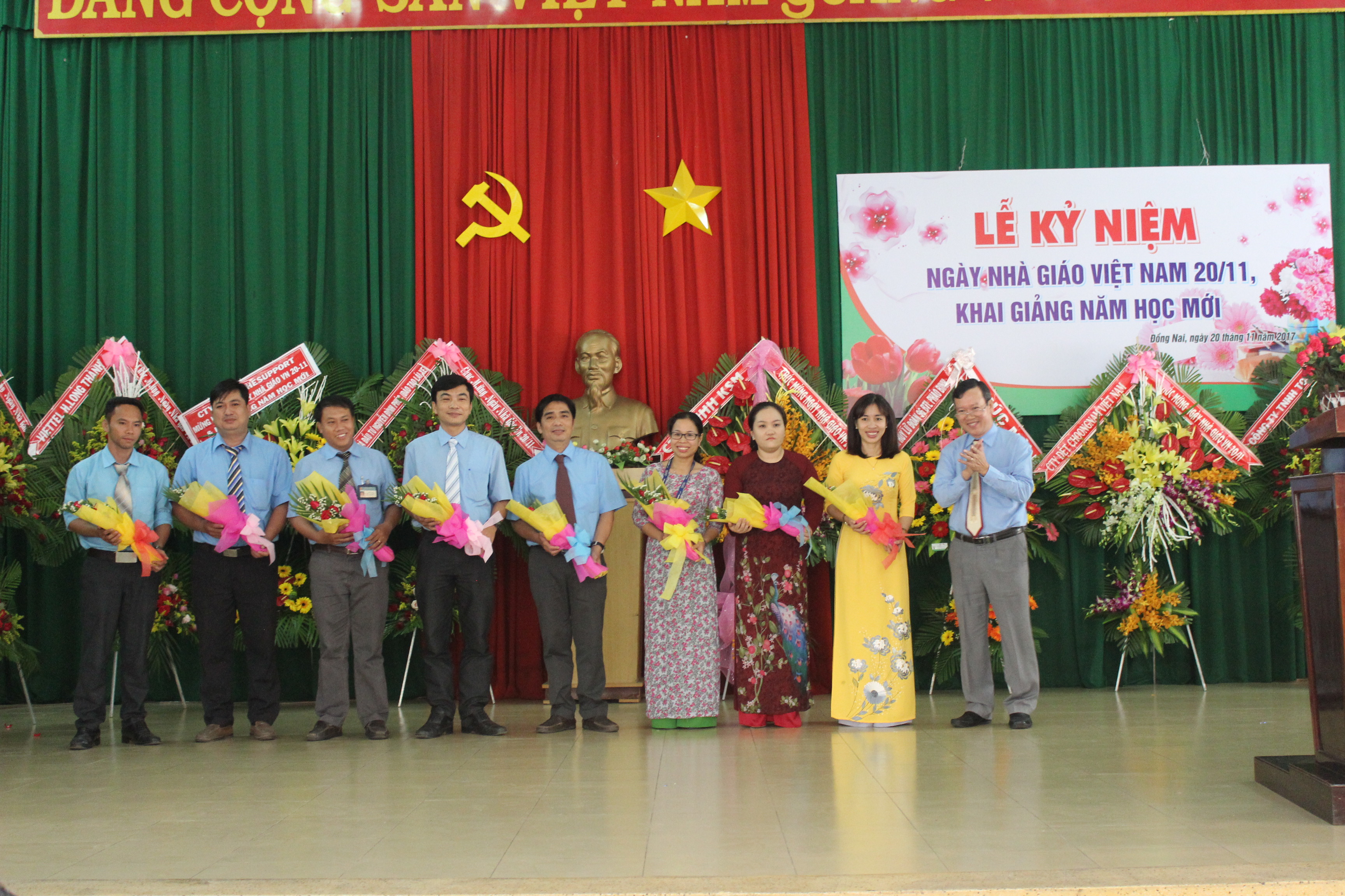 Tặng hoa cho CBGV nhân Ngày nhà giáo Việt Nam  20/11 (20/11/2017)