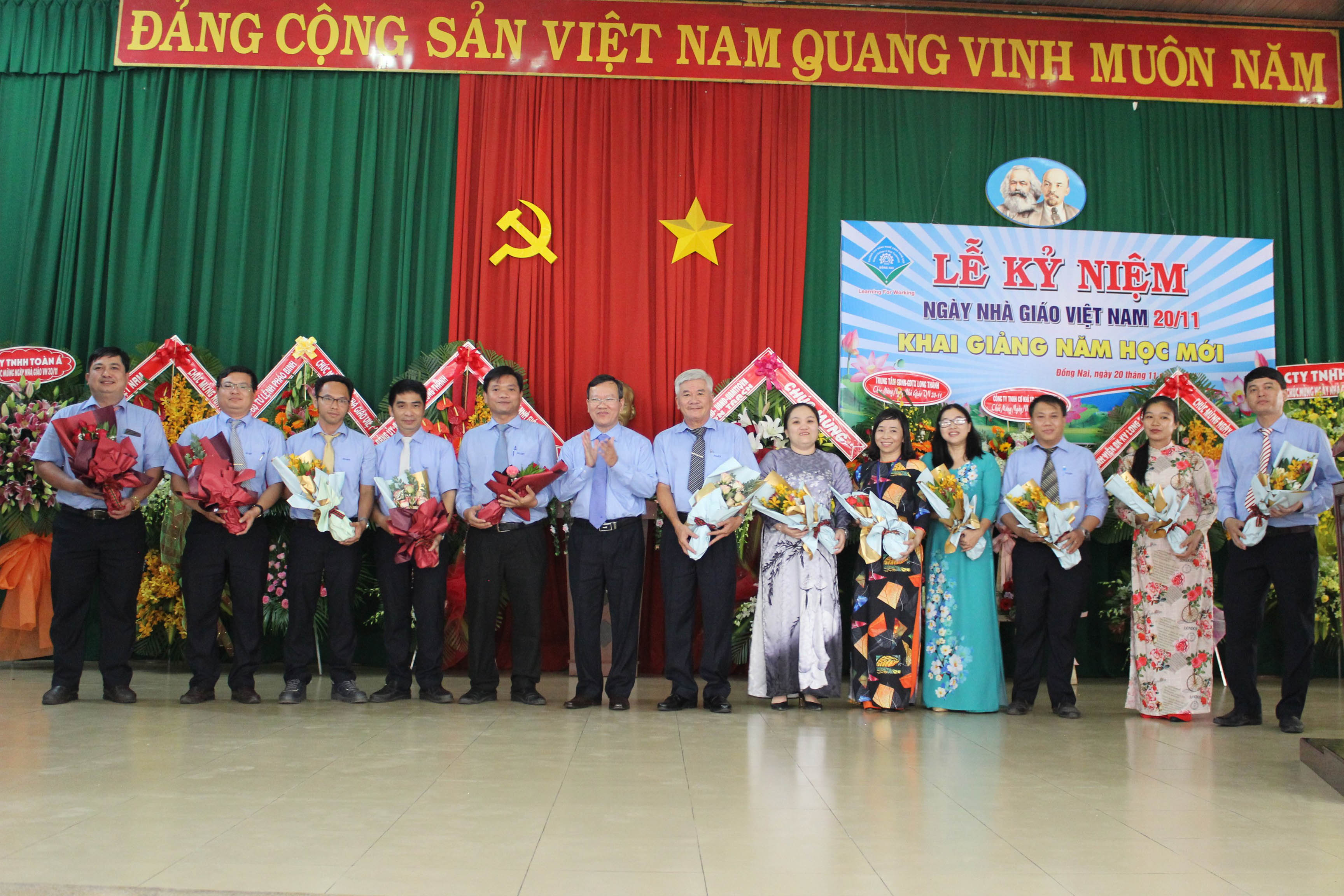 Ban Giám hiệu tặng hoa cho CBGV nhân Ngày nhà giáo Việt Nam 20/11 (20/11/2020)