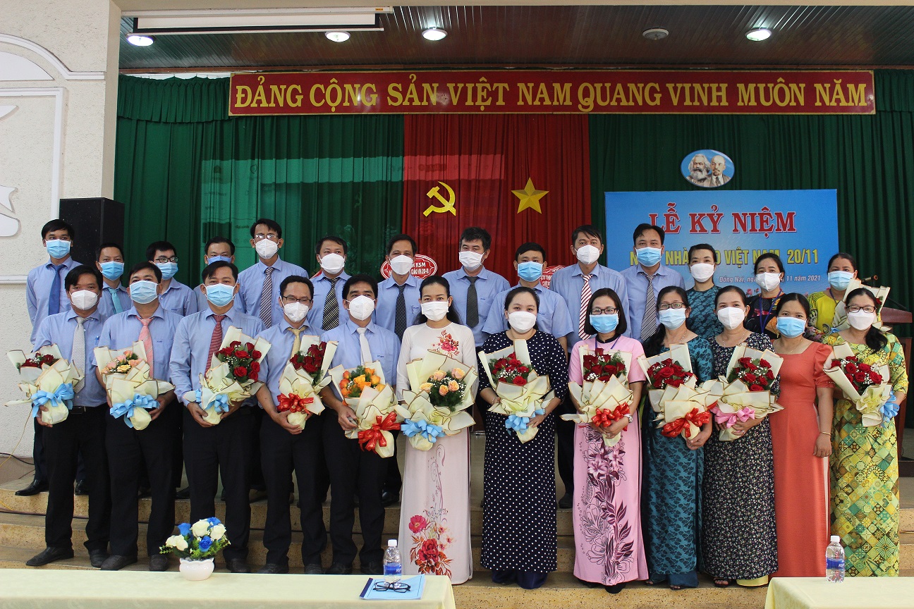 Ban Giám hiệu tặng hoa cho CBGV nhân Ngày nhà giáo Việt Nam 20/11 (20/11/2021)