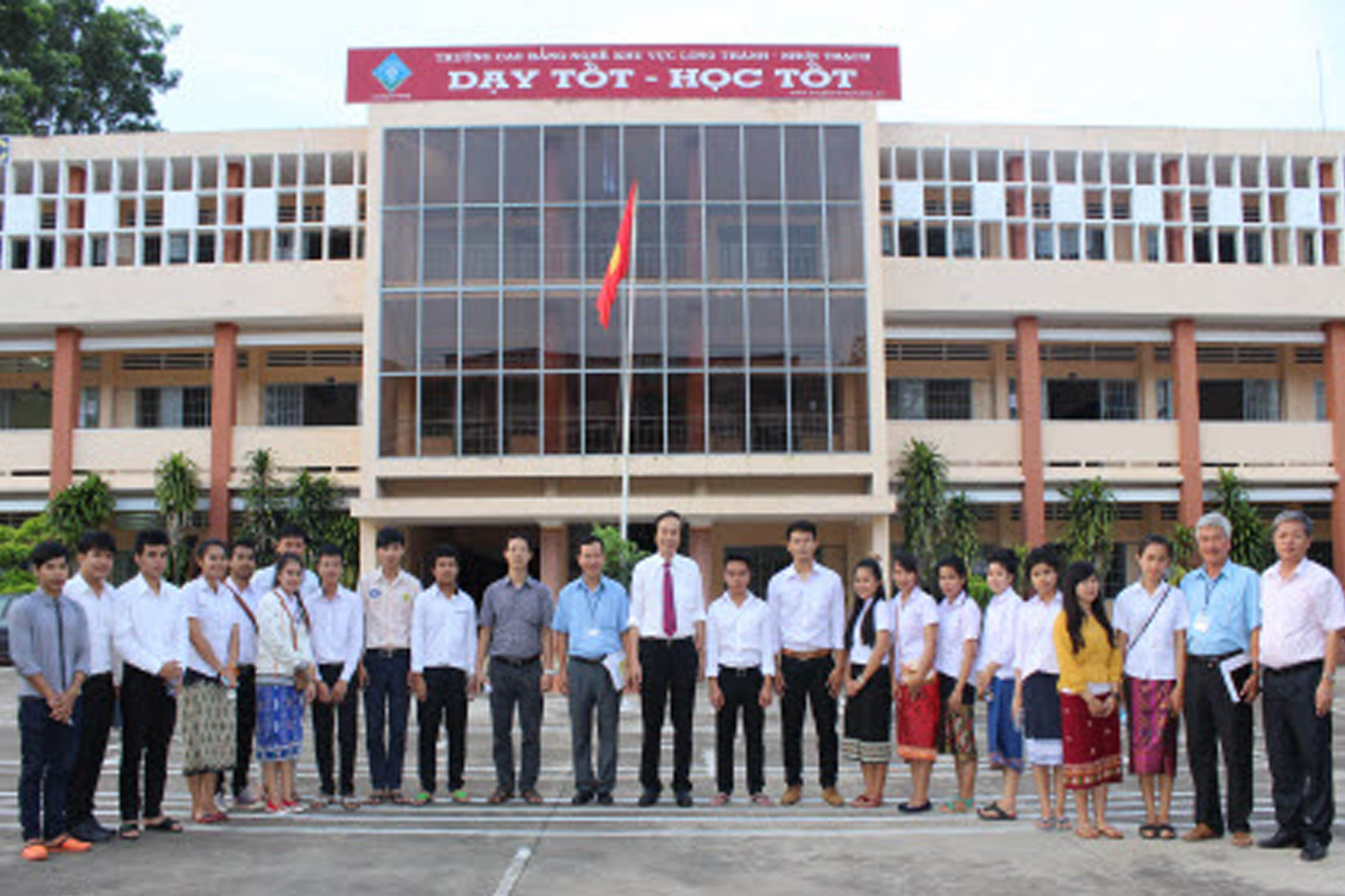 Tổng cục trưởng Dương Đức Lân đến thăm sinh viên Lào đang học tập tại Trường